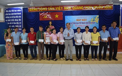 Lãnh đạo thăm và tặng quà tết cho công đoàn viên khó khăn - Họp mặt trao quà tết đoàn viên khó khăn Xuân Đinh Dậu 2017 